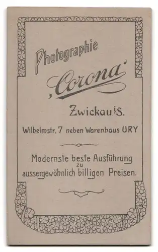 Fotografie Atelier Corona, Zwickau i /S., Wilhelmstrasse 7, Portrait junge Dame im Kleid mit Spitzenkragen