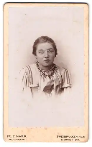 Fotografie Fr. E. Marr, Zweibrücken / Pfalz, Bismarck-Str., Junge Dame in seidenem Kleid trägt eine Halskette