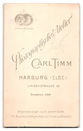 Fotografie Carl Timm, Harburg a / E., Lindenstr. 18, Ältere Dame mit Ohrsteckern trägt ein schwarzes besticktes Kleid