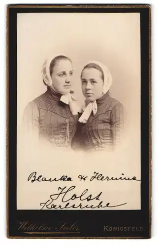 Fotografie Wilhelm Seiler, Königsfeld, Zwei junge Damen tragen beide weisse Hauben