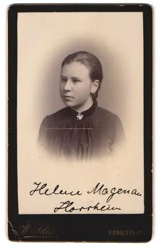 Fotografie Wilhelm Seiler, Königsfeld, Mädchen mit zum Zopf gebundenen Haaren trägt Kleid mit Brosche am Kragen
