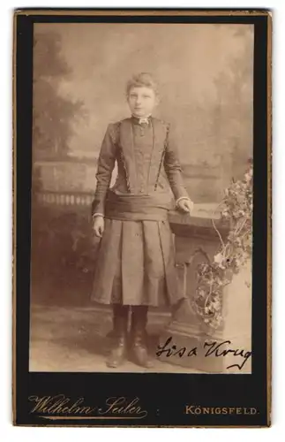 Fotografie Wilhelm Seiler, Königsfeld, Junge Dame in Kleid posiert vor Naturkulisse