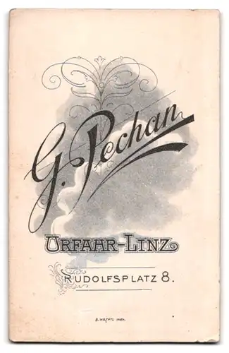 Fotografie G. Pechan, Urfahr-Linz, Rudolfsplatz 8, Dame mit gelockten Haaren trägt ein aufwändig gearbeitetes Kleid