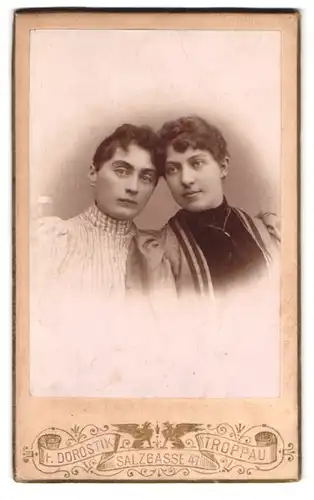 Fotografie F. Dorostik, Troppau, Salzgasse 47, Zwei Damen mit gelockten dunklen Haaren lehnen die Köpfe aneinander
