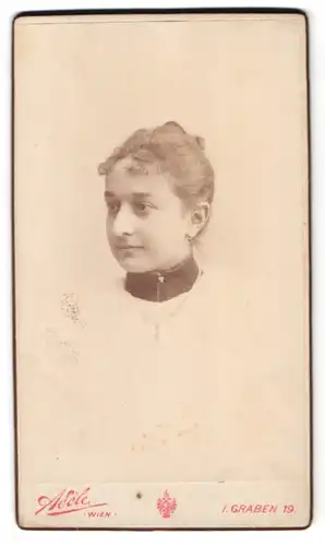 Fotografie A. Seile, Wien, I. Graben 19, Junge Frau mit gelockten Haaren trägt weisses Spitzenkleid mit dunklem Kragen