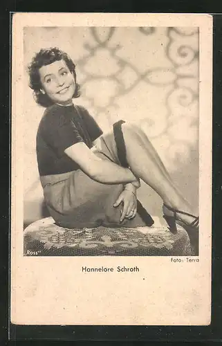 AK Schauspielerin Hannelore Schroth sitzt auf einem Tisch