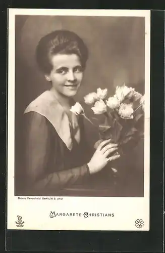 AK Schauspielerin Margarete Christians mit Blumen