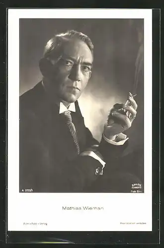 AK Schauspieler Mathias Wieman raucht eine Zigarette