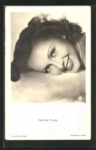AK Schauspielerin Hertha Feiler mit lächelndem Gesicht