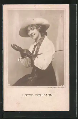 AK Schauspielerin Lotte Neumann mit Flechtzöpfen