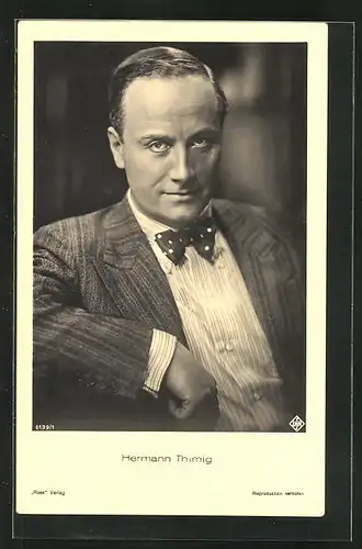 AK Schauspieler Hermann Thimig im gestreiften Anzug und Fliege