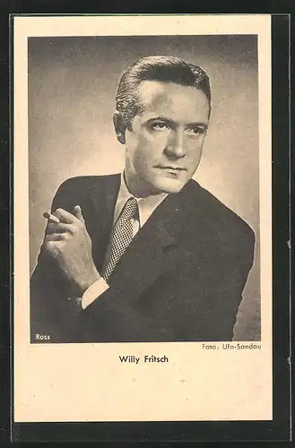 AK Schauspieler Willy Fritsch in Anzug mit Zigarette