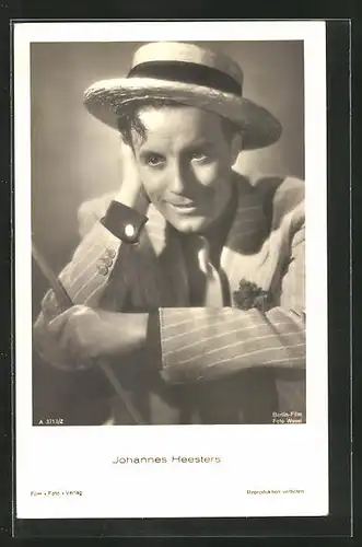 AK Schauspieler Johannes Heesters in gestreiftem Anzug mit Hut und Stock
