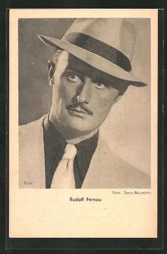 AK Schauspieler Rudolf Fernau mit Hut und Krawatte