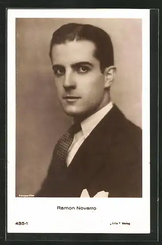 AK Schauspieler Ramon Novarro im Anzug