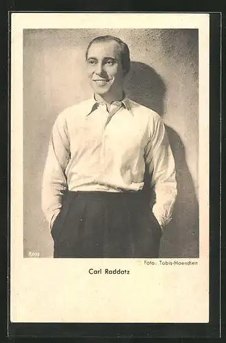 AK Schauspieler Carl Raddatz mit den Händen in den Taschen