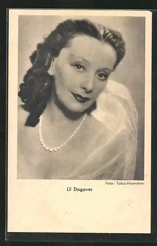 AK Schauspielerin Lil Dagover mit Perlenkette