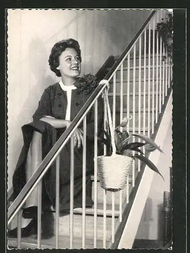 AK Schauspielerin Maria Holst sitzt auf Treppe