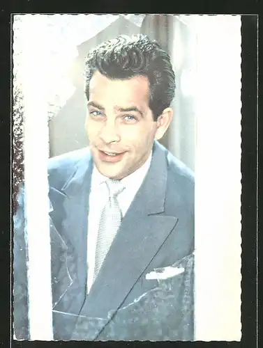 AK Schauspieler Adrian Hoven blickt durch zerbrochenes Fenster