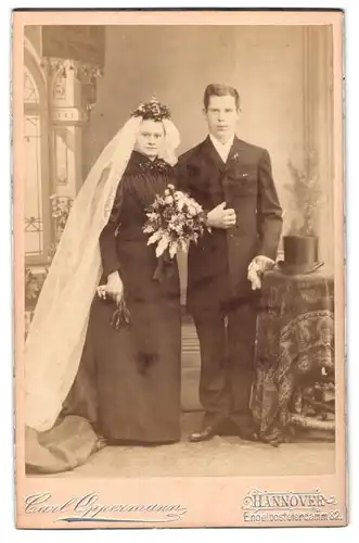 Fotografie Carl Oppermann, Hannover, Engelbostelerdamm 84, Hochzeitspaar, Braut mit Schleier im schwarzen Kleid