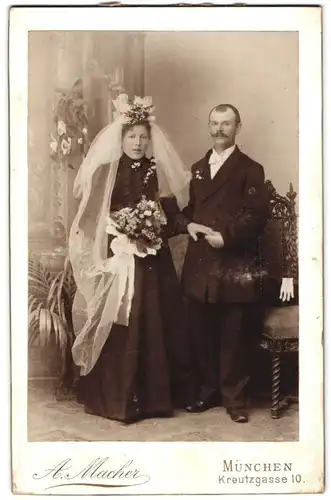 Fotografie A. Macher, München, Kreutzgasse 10, Hochzeit, Braut mit Schleier im schwarzen Kleid