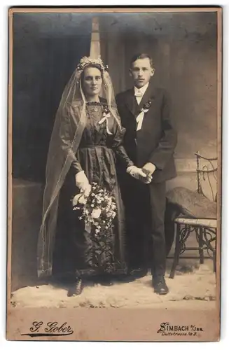 Fotografie G. Gober, Simbach a. Inn, Dultstrasse 2, Hochzeitspaar, Braut trägt schwarzes Kleid & Schleier