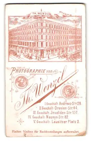 Fotografie Th. Wenzel, Berlin, Andreasstr. 28, Ansicht Berlin, Geschäftshaus des Fotografen, Pferdebahn und Passanten