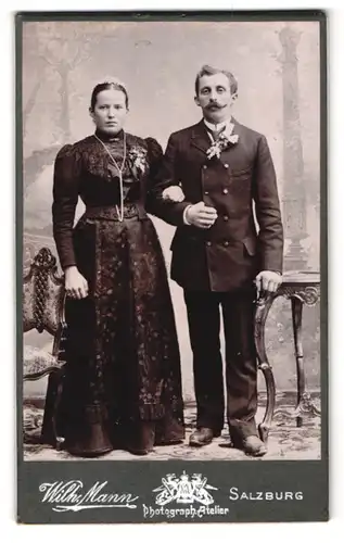 Fotografie Wilh. Mann, Salzburg, Makartplatz, Portrait Ehepaar in Traukleidern mit Ansteckblumen