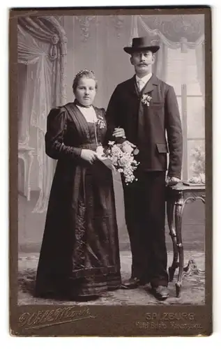 Fotografie Wilhelm Mann, Salzburg, Makartplatz, Portrait Brautpaar in schöner Studiokulisse