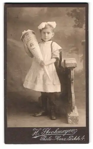Fotografie H. Strohmeyer, Thale /Harz, Poststr. 4, Portrait kleines Mädchen im weissen Kleidchen mit Schultüte