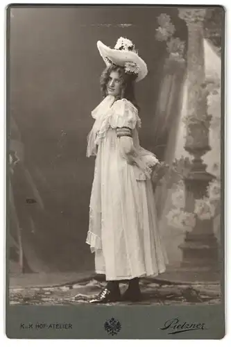 Fotografie C. Pietzner, Mährisch Ostrau, Brückengasse 21, hübsche Dame im Sommerkleid m. Armen auf d. Rücken verschränkt