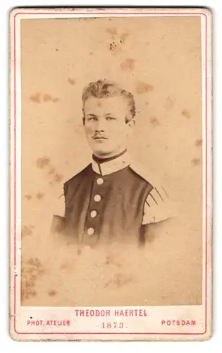Fotografie Theodor Haertl, Potsdam, Charlottenstr. 25, Portrait junger Soldat, Musiker, Schwalbennester