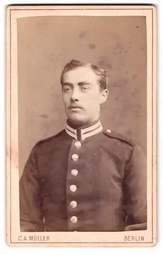 Fotografie C.A. Müller, Berlin, Chausseestr. 40, Portrait Soldat der Infanterie