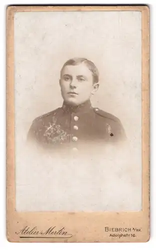 Fotografie Atelier Mertin, Biebrich a/Rh., Adolphstr. 16, Portrait eines jungen Soldaten