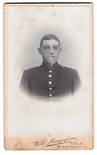 Fotografie Wilh. Margraf, Celle, Wildgratenstr. 5, Portrait Soldat in Ausgehuniform, Schulterstücken in Weiss