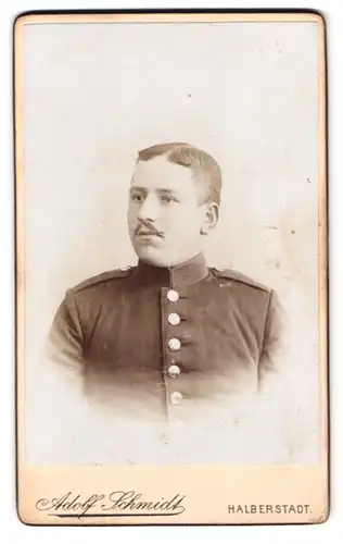 Fotografie Adolf Schmidt, Halberstadt, Spiegelstr. 16, Portrait Soldat, Schulterstück Rgt. 27