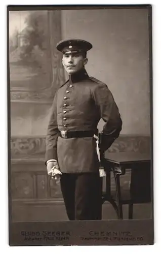 Fotografie Guido Seeber, Chemnitz, Theaterstr. 22, Portrait Soldat trägt Bajonett mit Portepee, Schulterstück Rgt. 179