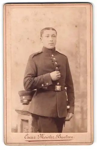 Fotografie Oscar Meister, Bautzen, Seminarstrasse 6, Portrait Soldat in Ausgehuniform, Bajonett mit Portepee