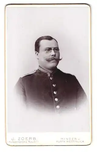 Fotografie J. Zoerb, Minden, Marienwallstr. 1, Portrait Soldat mit Zwicker