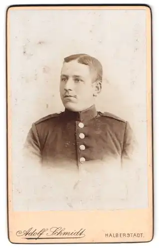 Fotografie Adolf Schmidt, Halberstadt, Spiegelstr. 16, Portrait Soldat, Schulterstück Rgt. 27