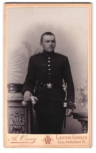 Fotografie A. Ossig, Leipzig-Gohlis, Halleschestr. 79, Portrait junger Soldat der Garde, Bajonett mit Portepee