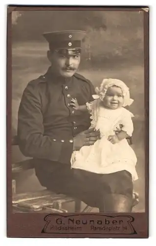 Fotografie G. Neunaber, Hildesheim, Paradeplatz 14, Portrait Soldat mit kleiner Tochter auf dem Schoss