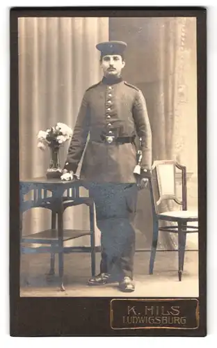 Fotografie K. Hils, Ludwigsburg, Stuttgarterstr. 2, Portrait Soldat mit Uniformmütze und Bajonett