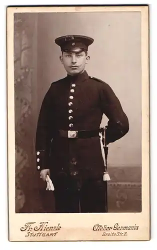 Fotografie Fr. Kienzle, Stuttgart, Breite Strasse 2, Portrait Soldat mit Uniformmütze und Bajonett mit Portepee