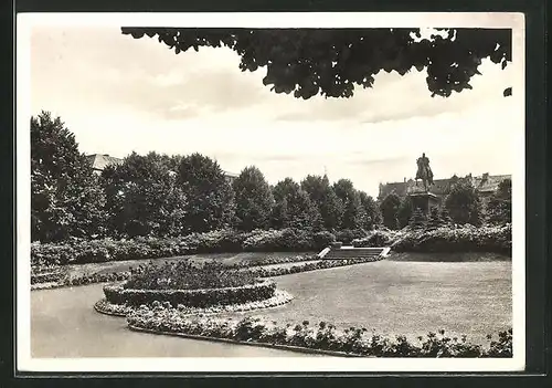 AK M.-Gladbach, Blumenrabatte und Reiterstatue am Kaiserplatz