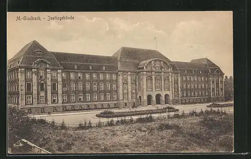 AK M.-Gladbach, Justizgebäude mit Grünanlage