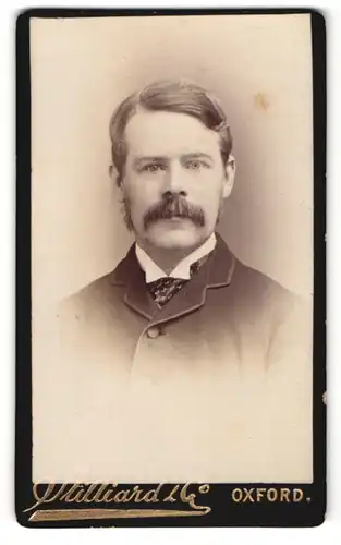 Fotografie Stilliard & Co., Oxford, Portrait bürgerlicher Herr mit Seitenscheitel und Schnauzbart