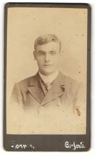 Fotografie Soame, Oxford, Portrait charmanter Herr mit zeitgenössischer Frisur