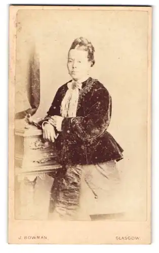 Fotografie J. Bowman, Glasgow, Portrait bürgerliche Dame in Samtjacke mit Flechtfrisur