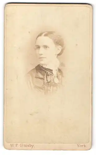 Fotografie W.P. Glaisby, York, Portrait junge Frau mit zusammengebundenem Haar